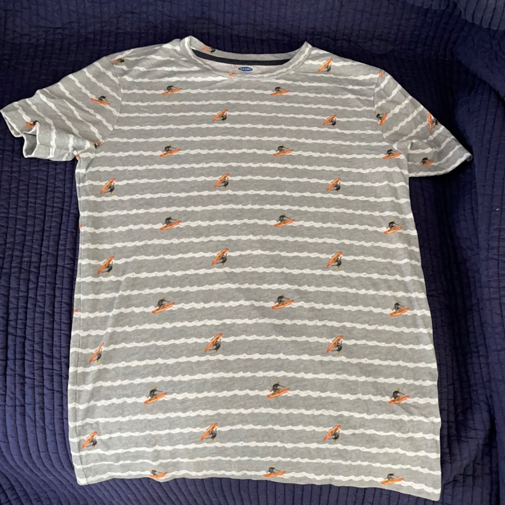 Old Navy boys 10/12 waves with surfers t shirt